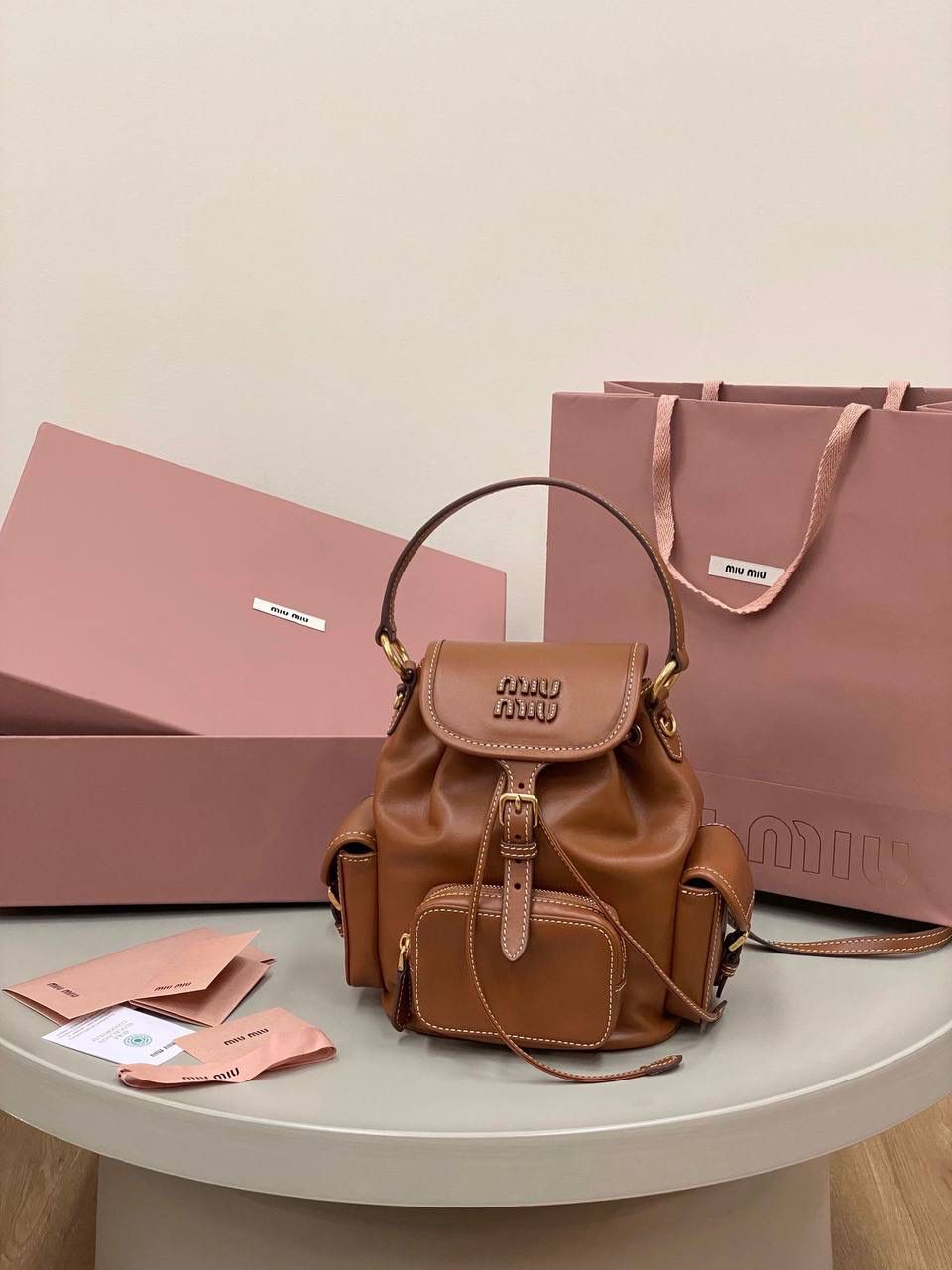 🈶干邑色小号 𝐌𝐢𝐮𝐌𝐢𝐮 双肩包·牛皮 万众期待的全皮款双肩包！ 它终于出来了，天天被催爆🤪 只有真的好看好背才能一直被惦记 全皮很有质感，手感超级软乎 自重很轻！容量也足够日常 再挂上可可爱爱的挂件呼呼～ 太好看了！！可以闭眼入 小号：18×22×11.5cm #F0060m 大号：25x29x12.5cm
