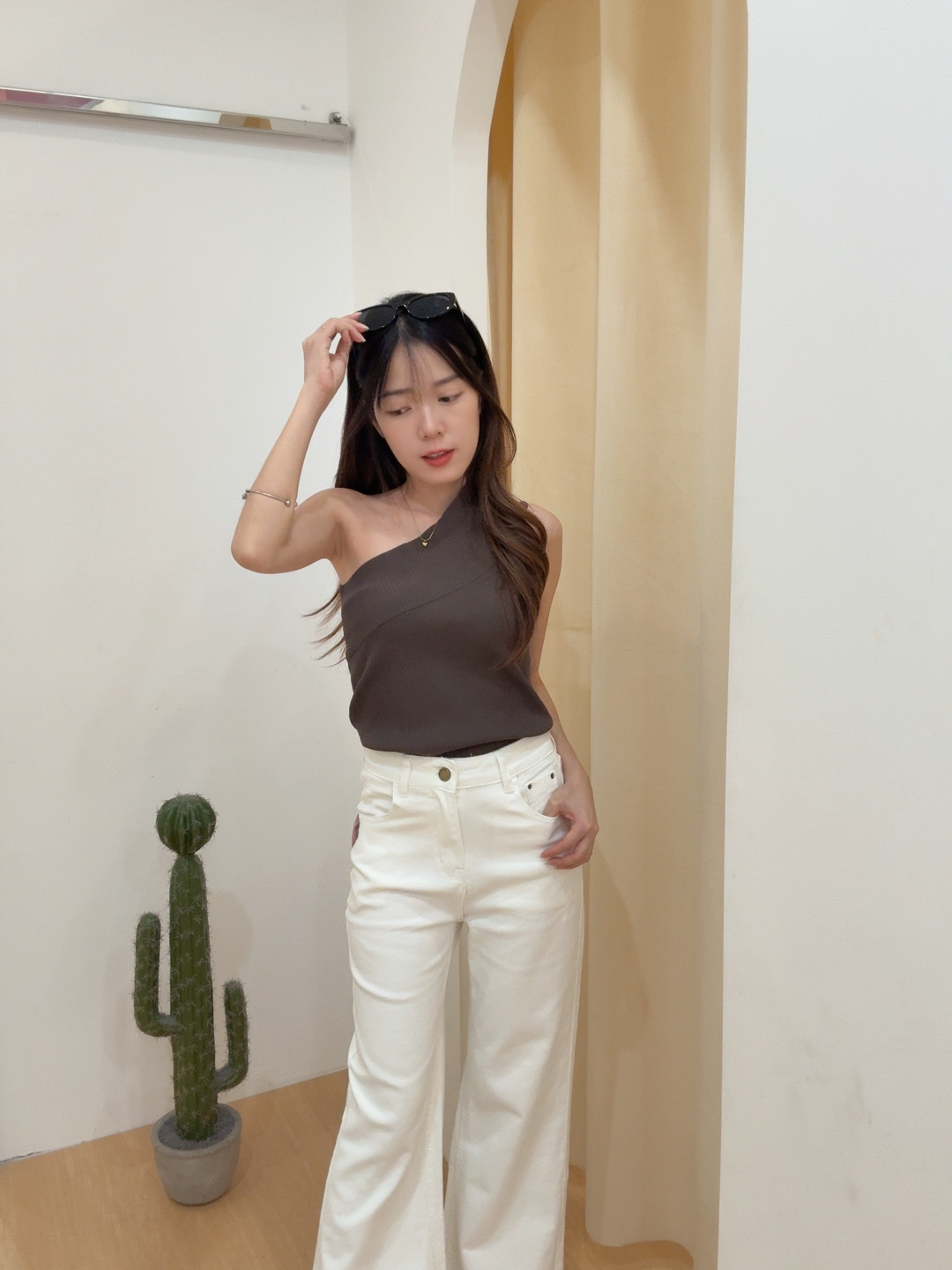 高级感斜领露肩冰丝针织背心上衣 R3074