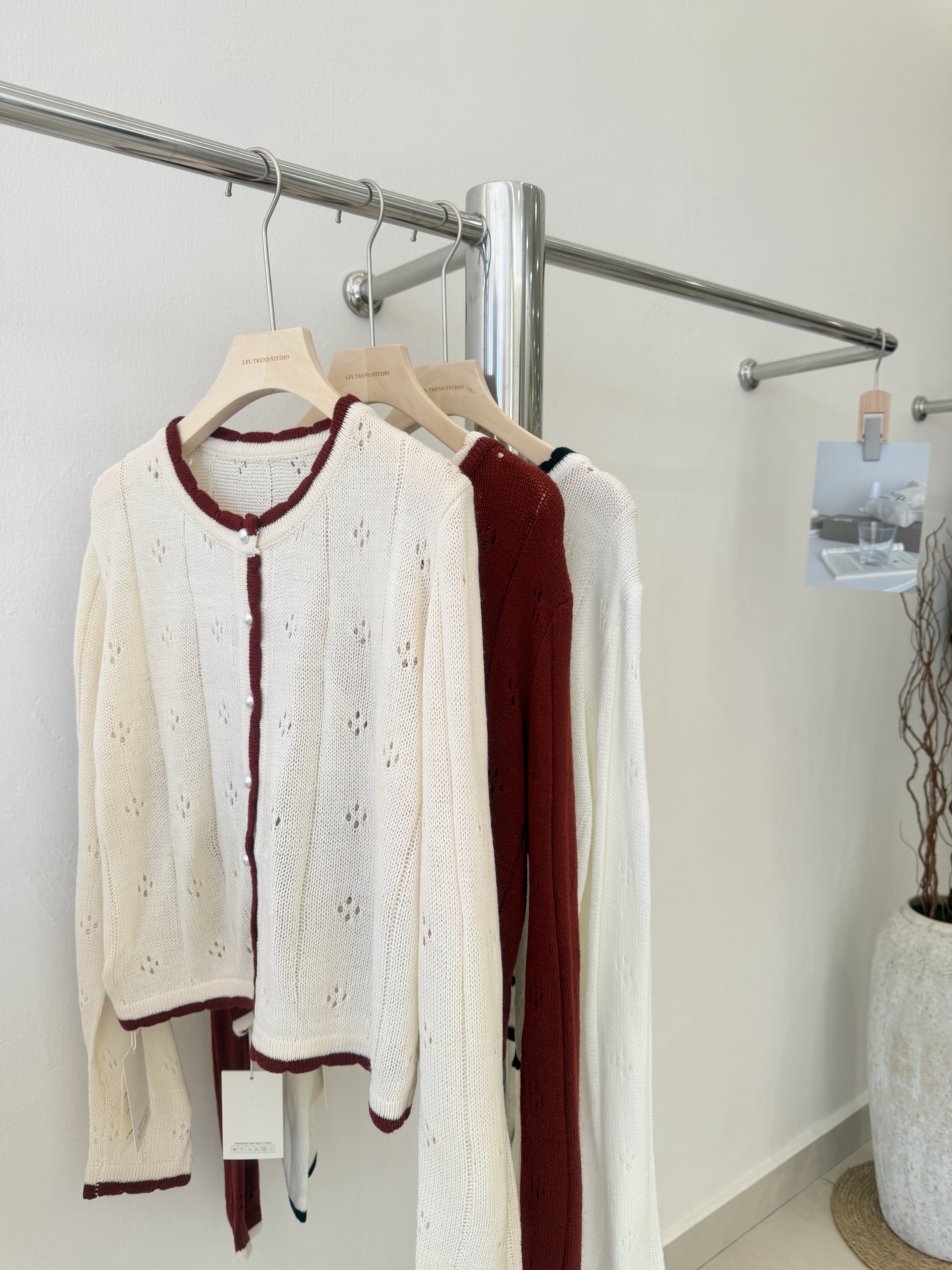 6714 温柔木耳边镂空长袖