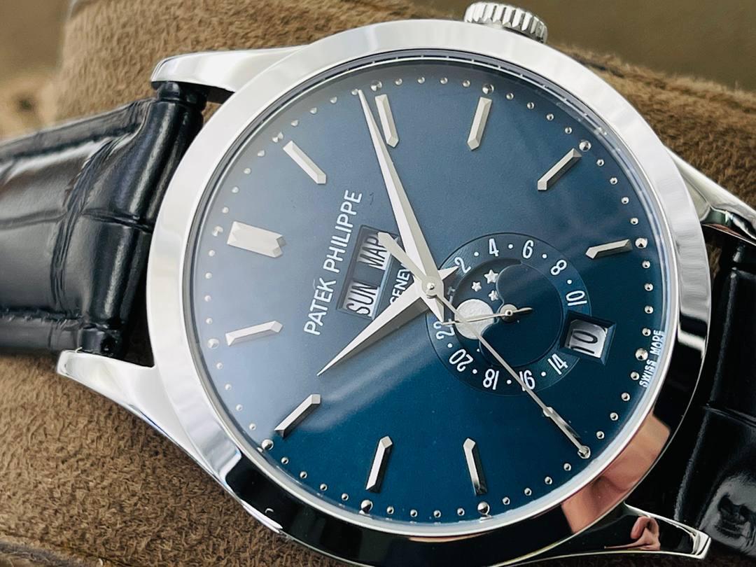 市场最高版本 百达.翡丽复杂功能计时5205G腕表！ 1⃣️历经两年不断对机芯进行改造与调试，一贯追求以原装工艺为目标！ 2⃣️直径38.5MM！ 3⃣️功能同原装一致，月相/星期/月份/日历！ 4⃣️字面为高难度双色渗透，非普通厂工艺！ 5⃣️蓝宝石玻璃镜面，表面镀多一层通透！ 6⃣️（技术突破)采用海鸥机芯改进为一体Cal.324S机芯！ 大小夹板均能做到完美倒角效果，并做镀铑加工。 7⃣️夹板采用瑞士进口宝石轴承点缀，色泽纯良，鲜艳自然。