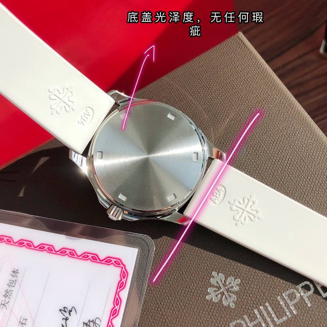 细节实拍‼️百达翡丽AQUANAUT 搭载原装瑞士石英机芯 。由100个零部件组成的一颗小而强大的内脏。真正做到零返修零误差！表盘设计也颇为独特，个性的浮雕表盘，精致立体字块。整个手表看起来立体感 高级感十足！玻璃采用蓝宝石超强硬度水晶玻璃。防反光 防刮花。进口热带复合材料橡胶表带，佩戴极为舒适贴手，适合各种手腕。搭配原装蝴蝶表扣 佩戴方便。最强舒适感😍🤟🏻