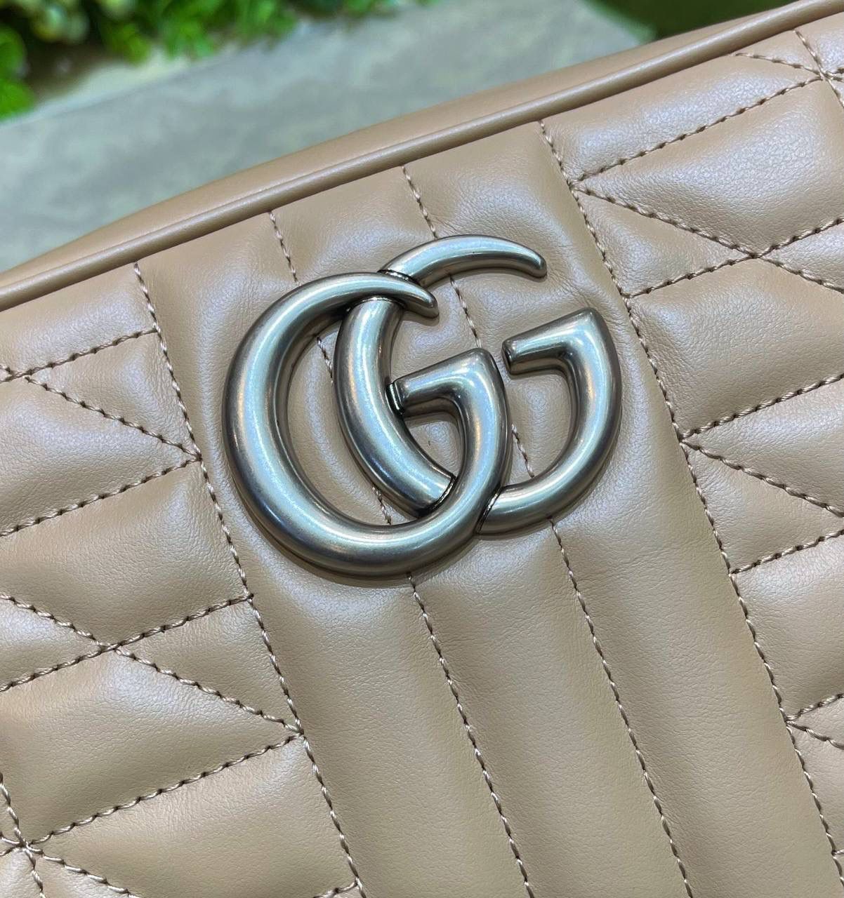 ✈️✈️✈️ 🔥𝐌𝐚𝐫𝐦𝐨𝐧𝐭菱格原厂皮# ▫️型号447632 ▫️尺寸 24*14*8cm 全新经典款相机包 ，整个包身下血本都用了原厂牛皮❗️最基础的包型.立体棱格绣花在灯光下让整个包活跃了起来，肩带可调节上身太好驾驭 不挑身高，也是全球打人必备的百搭单品！778590