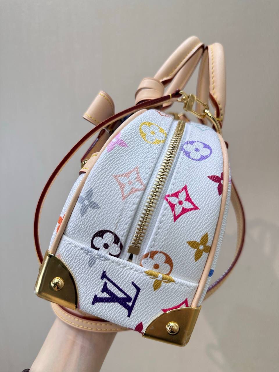 LV&村上隆 白三彩 保龄球包👜✨ 保龄球的热度不用多说吧，而且驴的保龄球是独树一帜，不是那种方方正正的，有弧度的设计更有feel～白三彩这波热度一定会持续下去，确实有那种一眼就想入的冲动，万千宠爱于一生，对于拥有了众多老花的你来说，白三彩一定要有一只～🌈🌼