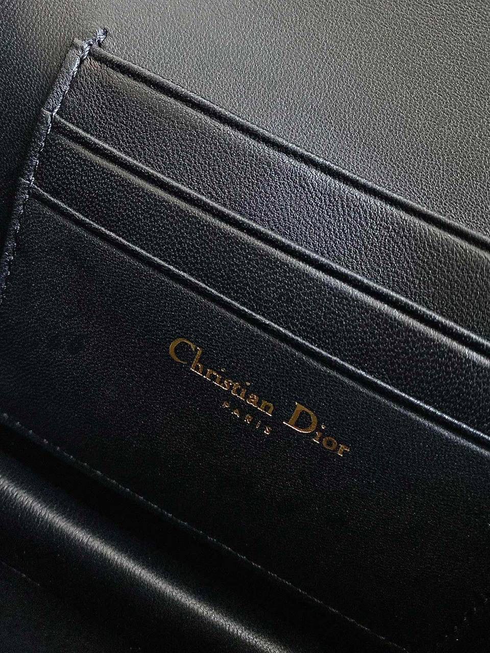 🈶黑色，迷你 𝗗𝗜𝗢𝗥 𝗠𝗶𝘀𝘀 𝗰𝗮𝗿𝗼链条手袋 开挂啦开挂啦！！火爆全网 不出意外夏天最爱的一只小包了 还是经典的藤格纹标识，真是百看不腻 金属链环和与皮同色系珐琅扣链环交替肩带 完全神一般的存在，可爱可盐，颜值太顶啦 内隔层容量日常足够了，斜挎/单肩/腋下都可 极简的法式浪漫松弛感直戳心脏，不挑人，冲！ 17.3×13×7.5cm，#6553m💰