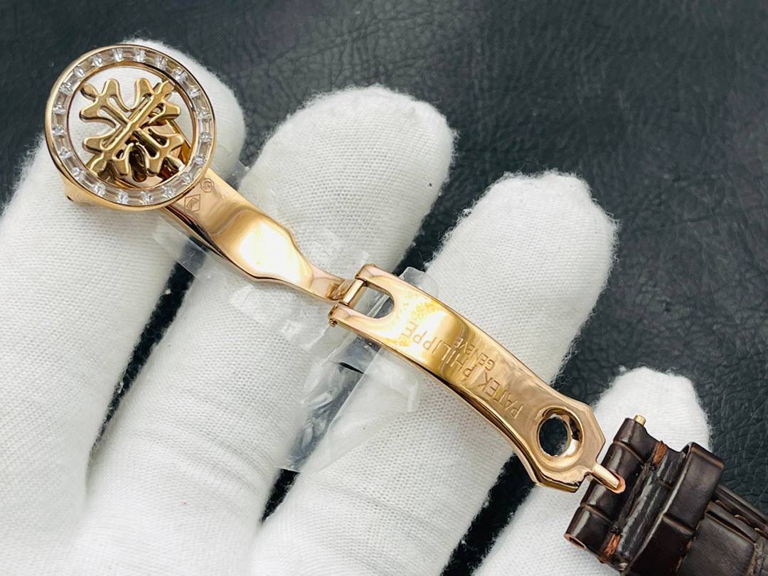 百达翡丽古典超级复杂多功能 万年历功能腕表 团队历时两年多精心设计，不计成本，敢为人先，力求完美，克服重重难关，突破多层技术瓶颈： 1⃣️机芯型号为定制版机芯，质量稳定！ 2⃣️表带为经典意大利小牛皮表带，纹路清晰，质感好。搭配圈市面最顶级的百达灯笼表扣，通用原装无压力。 3⃣️优雅的Calatrava雕花表壳极具个性，42毫米的表径适配大众男性手寸，与专柜一致，非常商务可亦休闲。