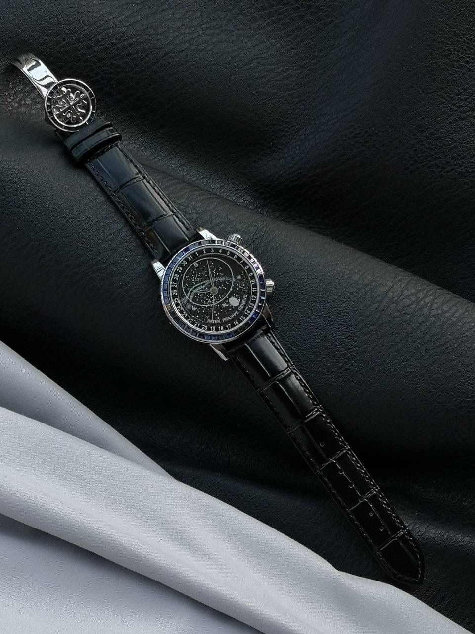 百达翡丽PP-6104G 日内瓦苍穹系列 市场顶级复刻神作震撼来袭！ 搭载原装进口miyota全自动机械机芯改制Cla.240机芯，搭配原装珍珠18K金自动锤，走时精准稳定，性能媲美正品；表圈镶嵌45颗璀璨宝石，表扣点缀28颗珍稀晶石，光影流转间尽显奢华质感；微拱形防眩目处理表镜，折射效果立体通透，让表盘细节清晰可见，质感再升一级💯💯