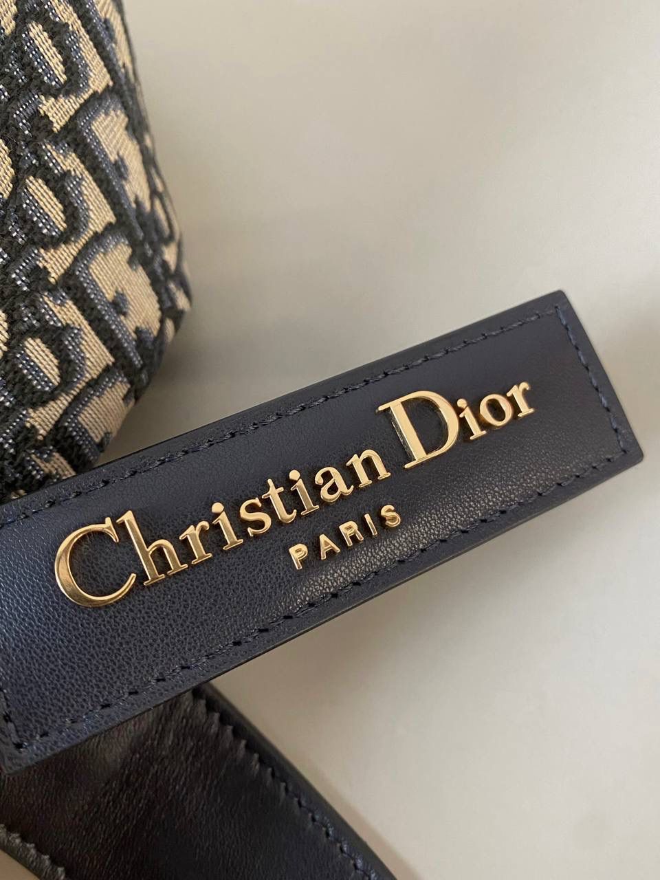 🈶老花蓝 𝐃𝐢𝐨𝐫 𝐃-𝐣𝐨𝐮𝐫𝐧𝐞𝐲手袋 不会还不知道吧？火出天际了姐妹们💕😍 今年 𝙳𝚒𝚘𝚛真的在松弛感这件事情上做到了极致 新款D-journey我直呼一个绝 难买程度不亚于保值系列，夸大了说哈哈 随性又高级的街头感，一改往日的嗲味 关键还是它的多功能肩带 三种背法都好看 俩侧口袋搭配的大号皮质拉牌更彰显个性 以复古金属𝘤𝘩𝘳𝘪𝘴𝘵𝘪𝘢𝘯 𝘥𝘪𝘰𝘳标识做点缀 既有装饰元素又实用 中号：33×16×15cm 小号：25.5x14.5x14cm