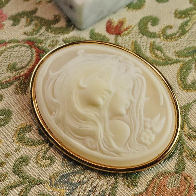 Vintage C.a. 1970s Double Lady Silhouette with Flowing Hair Shell-like Resin Cameo Brooch (MZ025)