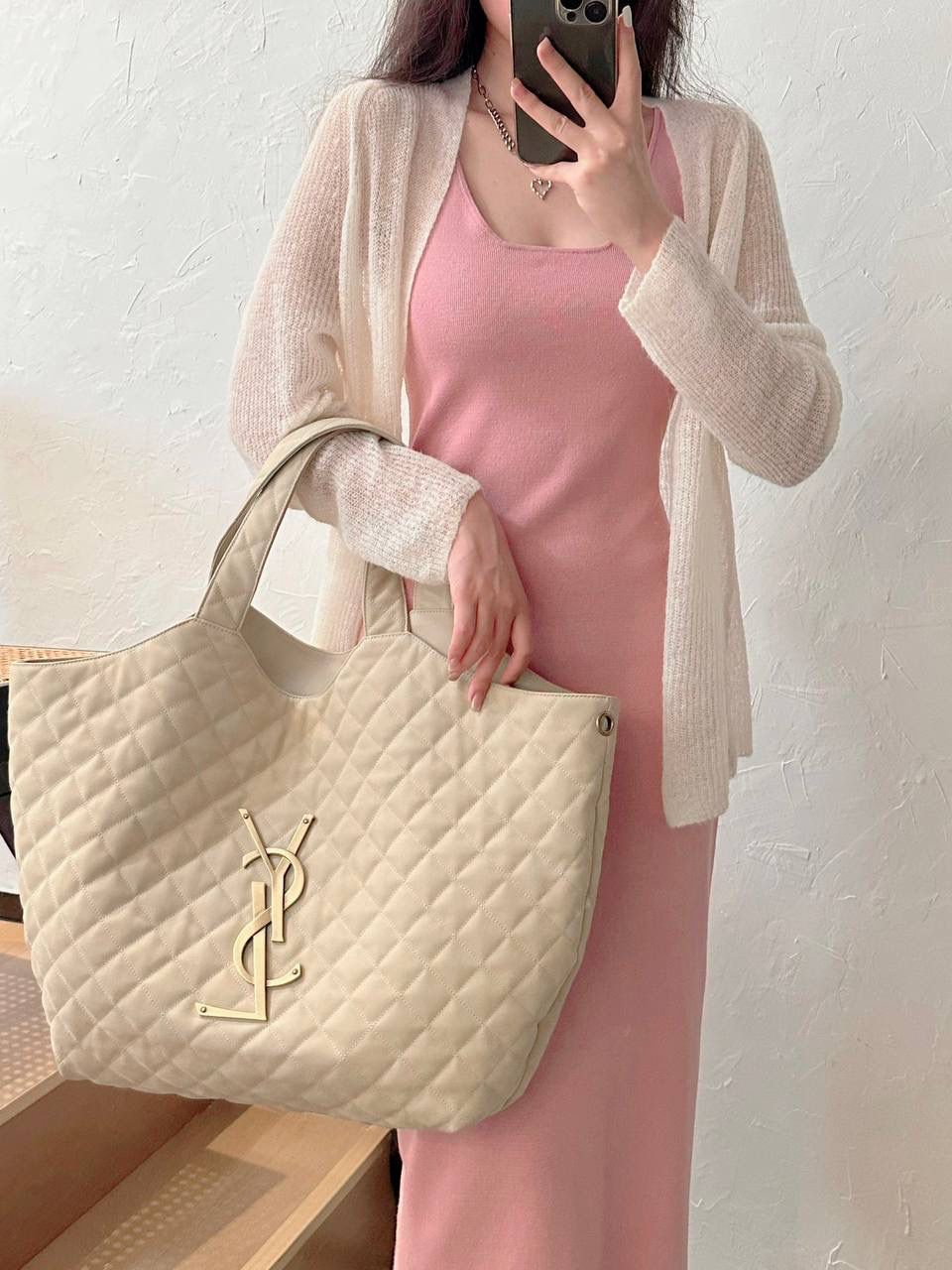 销量王🔥 ys1 Icare bag超大tote绒面奶油白 超级爆款出新色啦 它没有像普通款式那样直接用白色 而是用的奶黄色的奶油白 而且！换了绒面的小牛皮(非羊皮) 超夸张的大logo很酷，奶油白又很嗲 这个更换很有意思～～ 我觉得它的出现真的很及时 现在女性的觉知，大女人的一面被唤醒 是时候需要这么一个大包来向世界宣判个性与独立了！