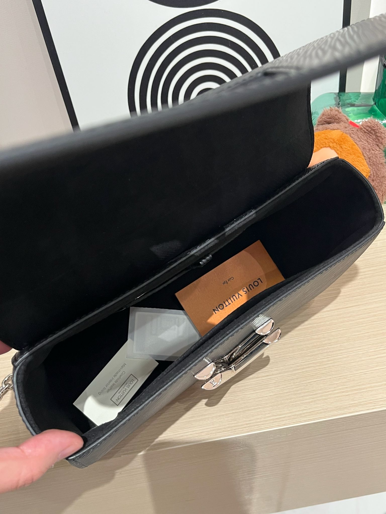 Lv twist mm epi M21110  100%Authentic ,98%new ✅mirror✅dust bag 專門店售價💰 $39,000  