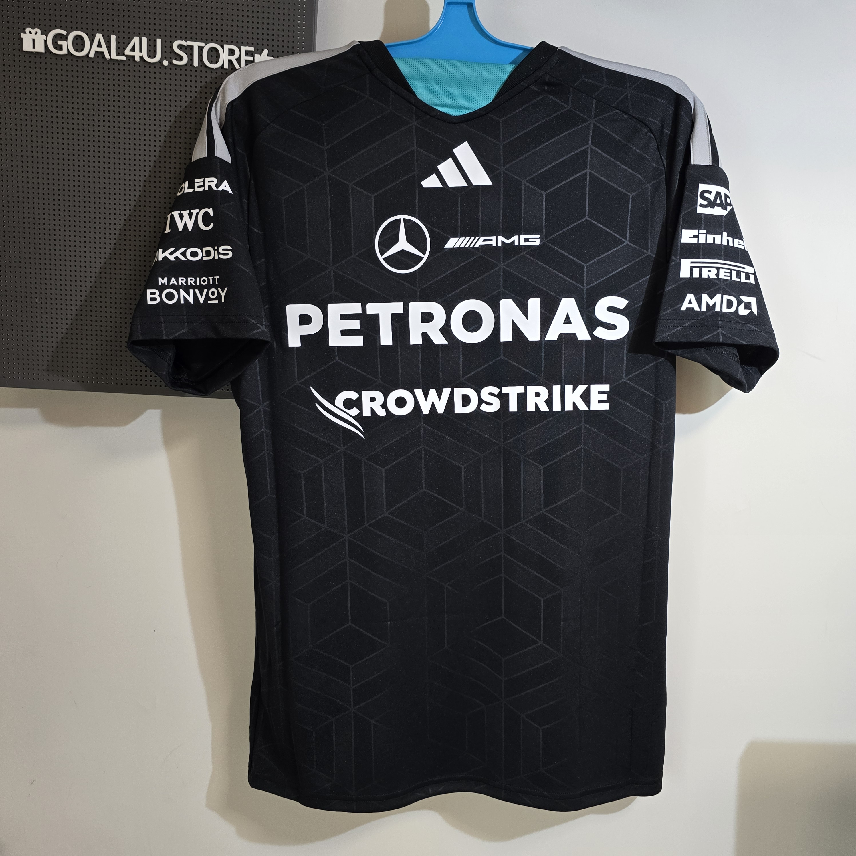 #部分碼現貨 Adidas F1 Mercedes Benz 平治車隊 2026 黑色車手短袖隊服 KF0161