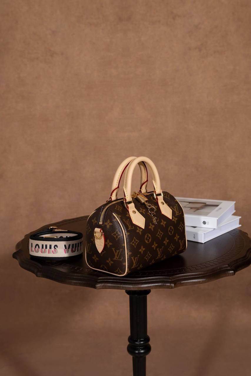 LV Speedy Bandoulière 20 枕头包👜💕 经典 Speedy 小号真的太可爱了！ Monogram 老花帆布＋牛皮饰边，质感一看就很 LV～ 小小一颗但很能装，日常出门刚刚好。 Size：20 × 13 × 12 cm 小巧可爱，但实用度在线 💖