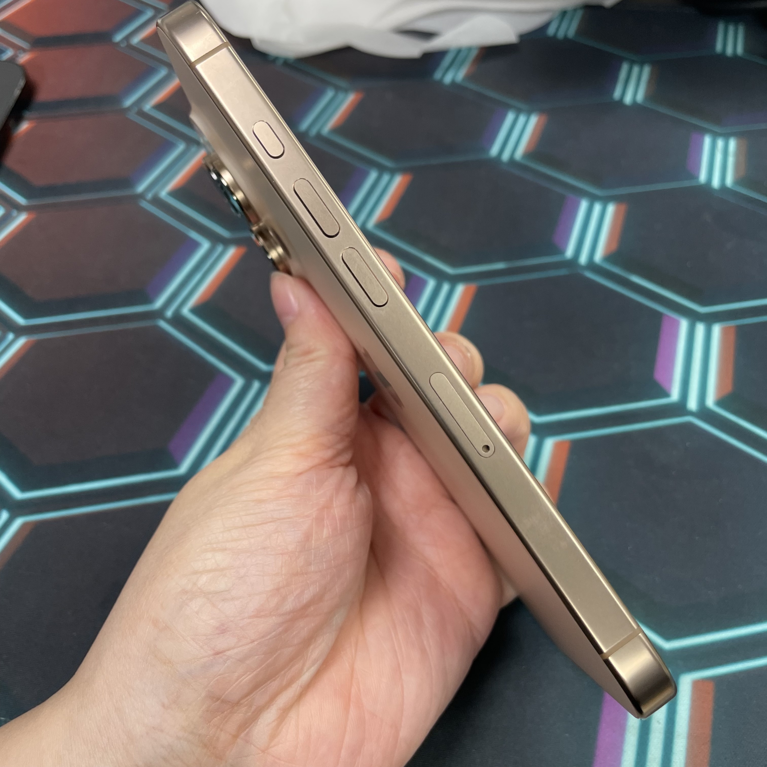 *8332 16 Pro 完美機 1TB 電87 沙色 gold