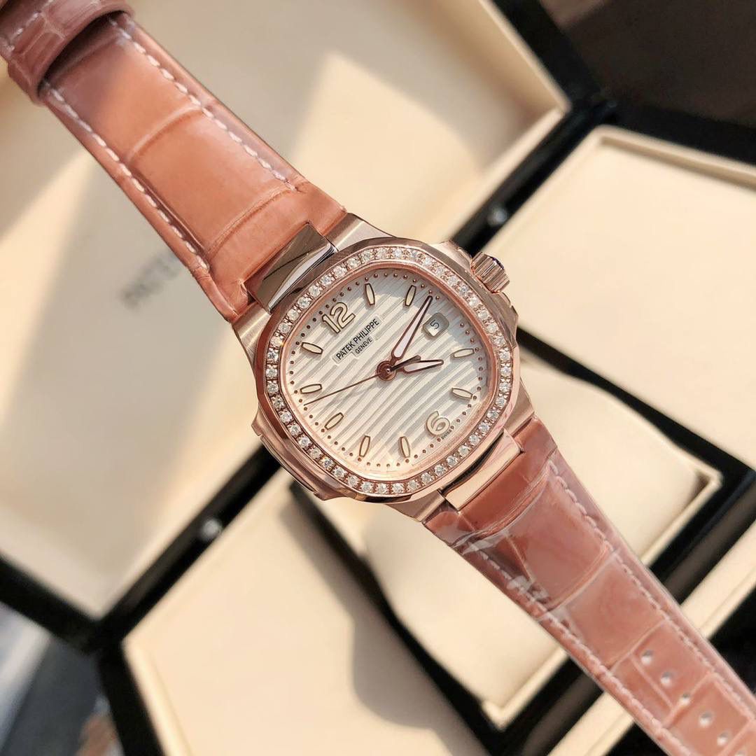 堪称一绝钢表之王，最美女款百达翡丽7010R鹦鹉螺 32mm玫瑰金白色 表徑精巧独特舷窗结构表壳，完美优雅风格，采用不锈钢18k镀玫瑰金。水平横纹浮雕图案的表盘。表圈镶嵌46颗天然南非钻石💎美洲鳄鱼皮表带‼️