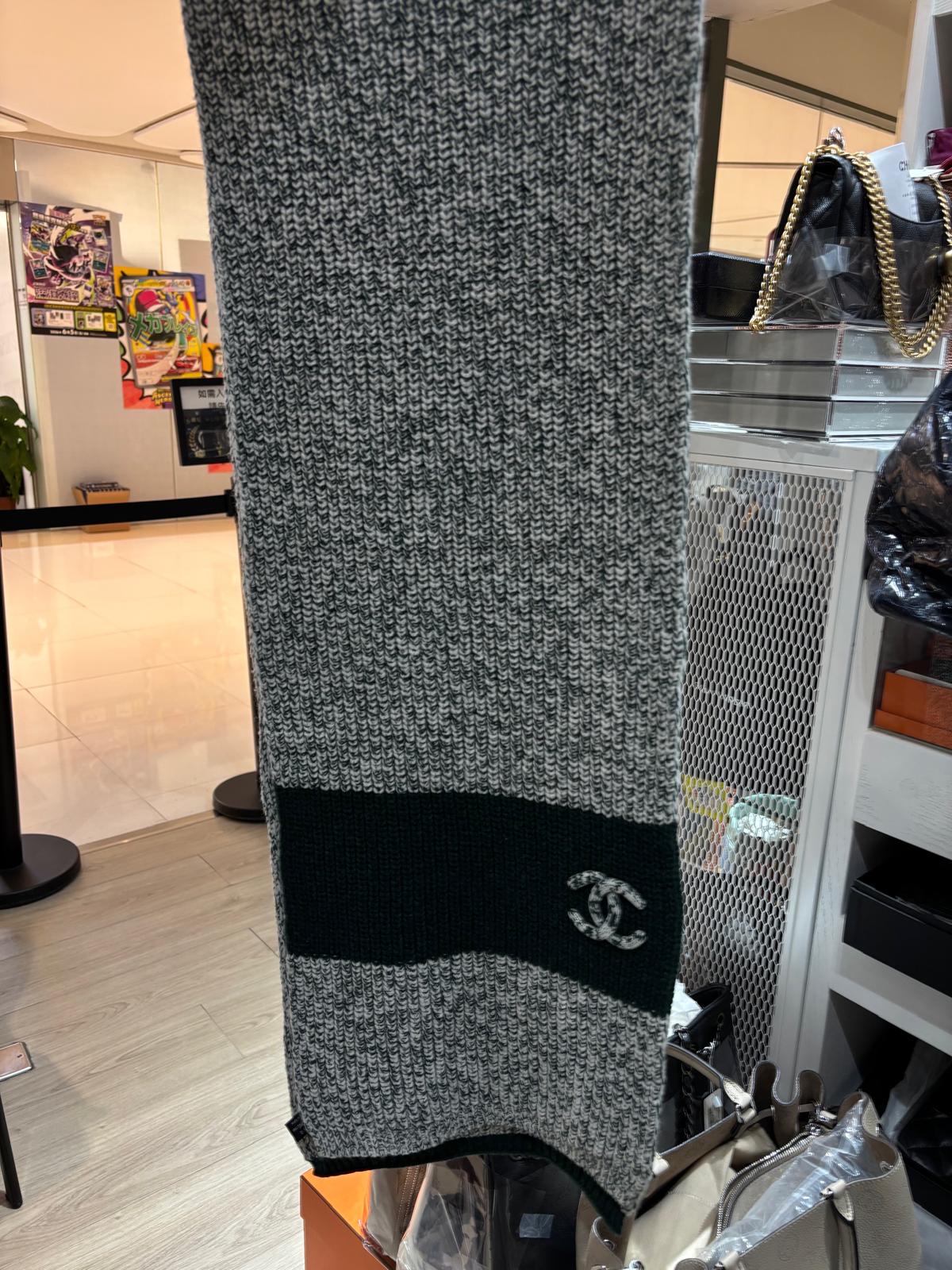 Chanel Scarf 100%cashmere  羊毛頸巾100%Authentic,99%new  