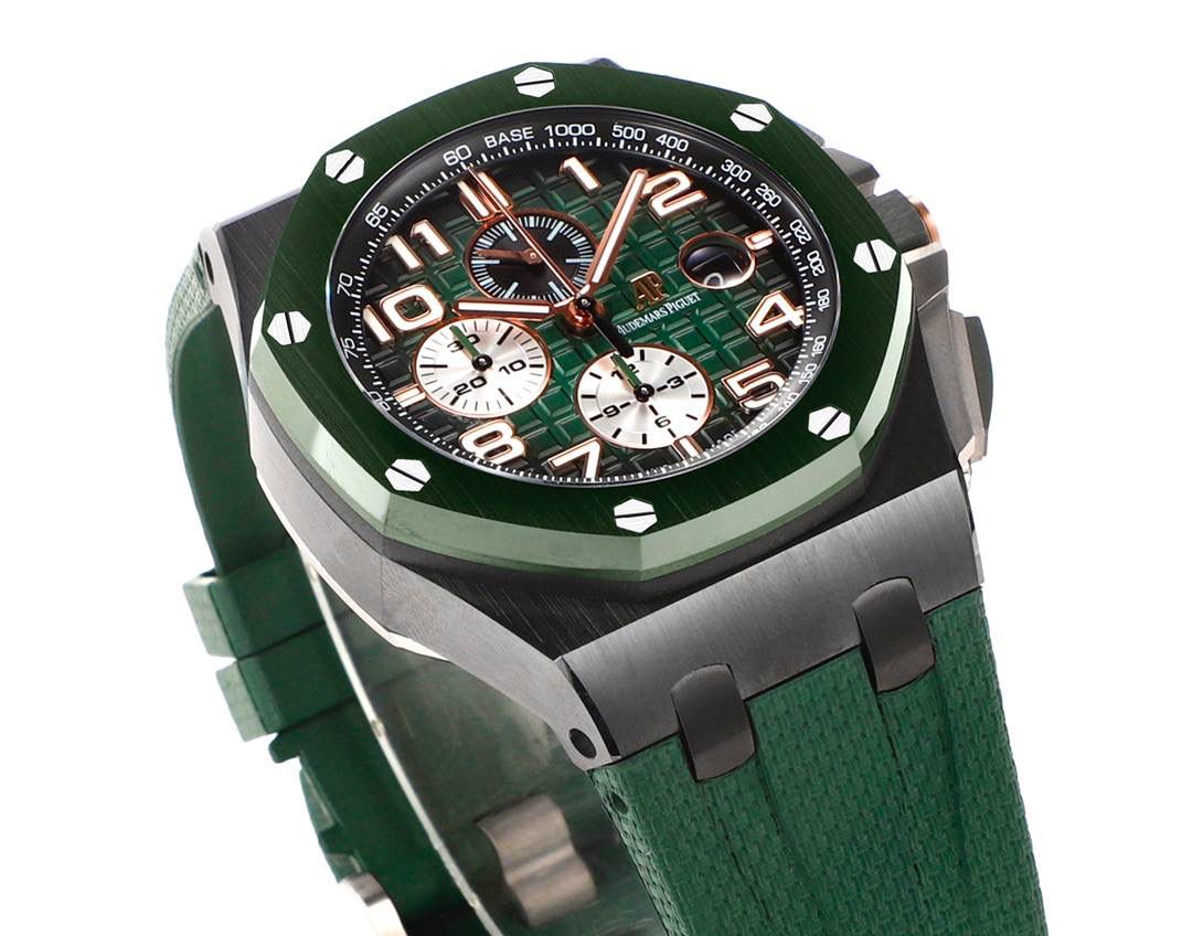 爱彼皇家橡树离岸型横空出世🔥💯引用全新的彩色陶瓷锻造技术，表壳与圈口的选料，不惜重本使用日本进口的氧化锆，无需任何颜料，以超高的压力与超高的温度锻造，形成超高密度的彩色陶瓷，再经过百里挑一，确保每一个成品都与原版毫无色差！CNC级别的打磨，将整一个表壳的边边角角完美处理，即使陶瓷，也做到毫不割手。圈口的拉丝，经过顶级的打磨技术，做到每一丝每一线都毫无断续，每一颗六角螺丝都与表框处在同一平面，拒绝一丝一毫的凸显与凹陷，诠释了何为顶级的复刻工艺！