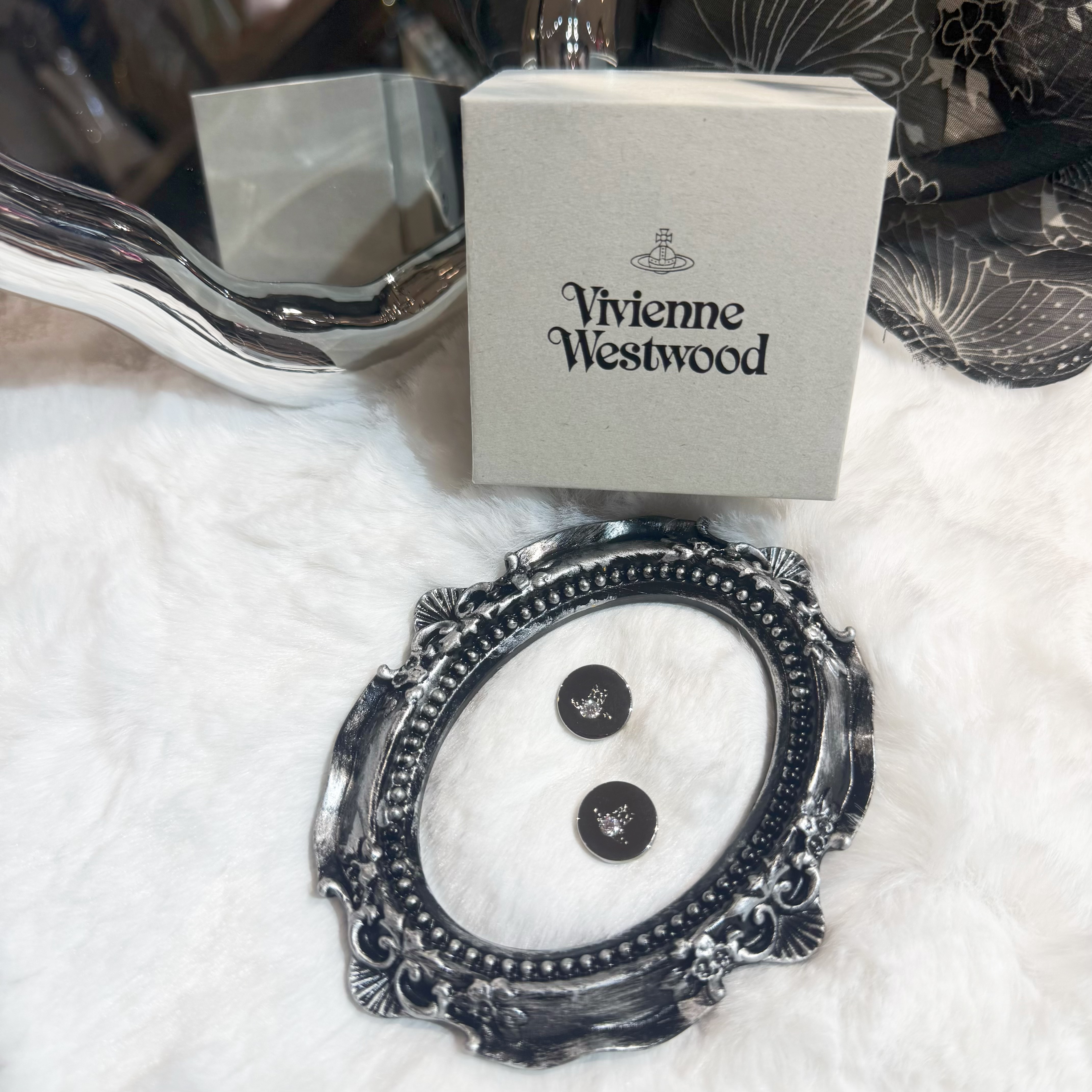 VW Lewis stud earrings S