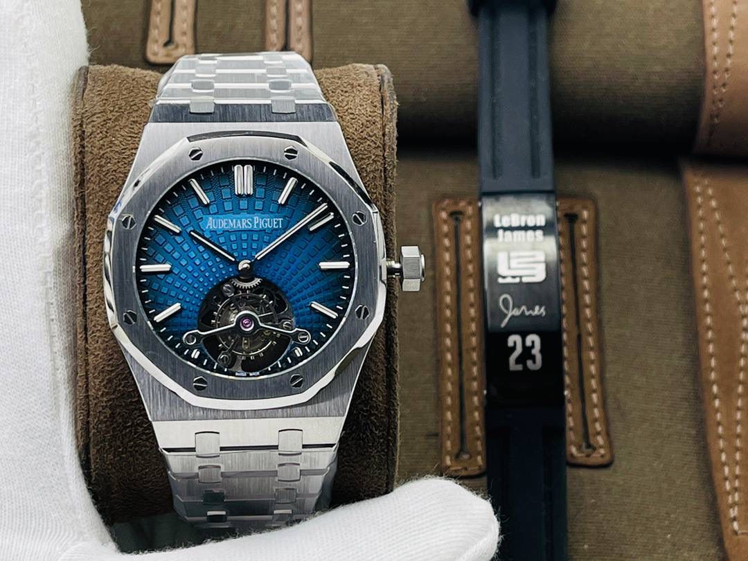 爱彼A P皇家橡树陀飞轮精品腕表 升级细节🔥 1⃣️独家订制Cal.2924机芯，动力储存68小时！ 2⃣️腕表依旧保留的八角形表圈、标志性的六角形螺丝以及经典表带！ 3⃣️皇家橡树系列超薄陀飞轮腕表在经典的“Tapsisserie”格纹上进行再度创新，形成了新的格纹“Tapisserie Evolutive”！熟悉又陌生的表盘格纹装饰带来全新观感，成为这款腕表的点睛之笔。 4⃣️表壳直径为41毫米，厚度为11.2毫米！