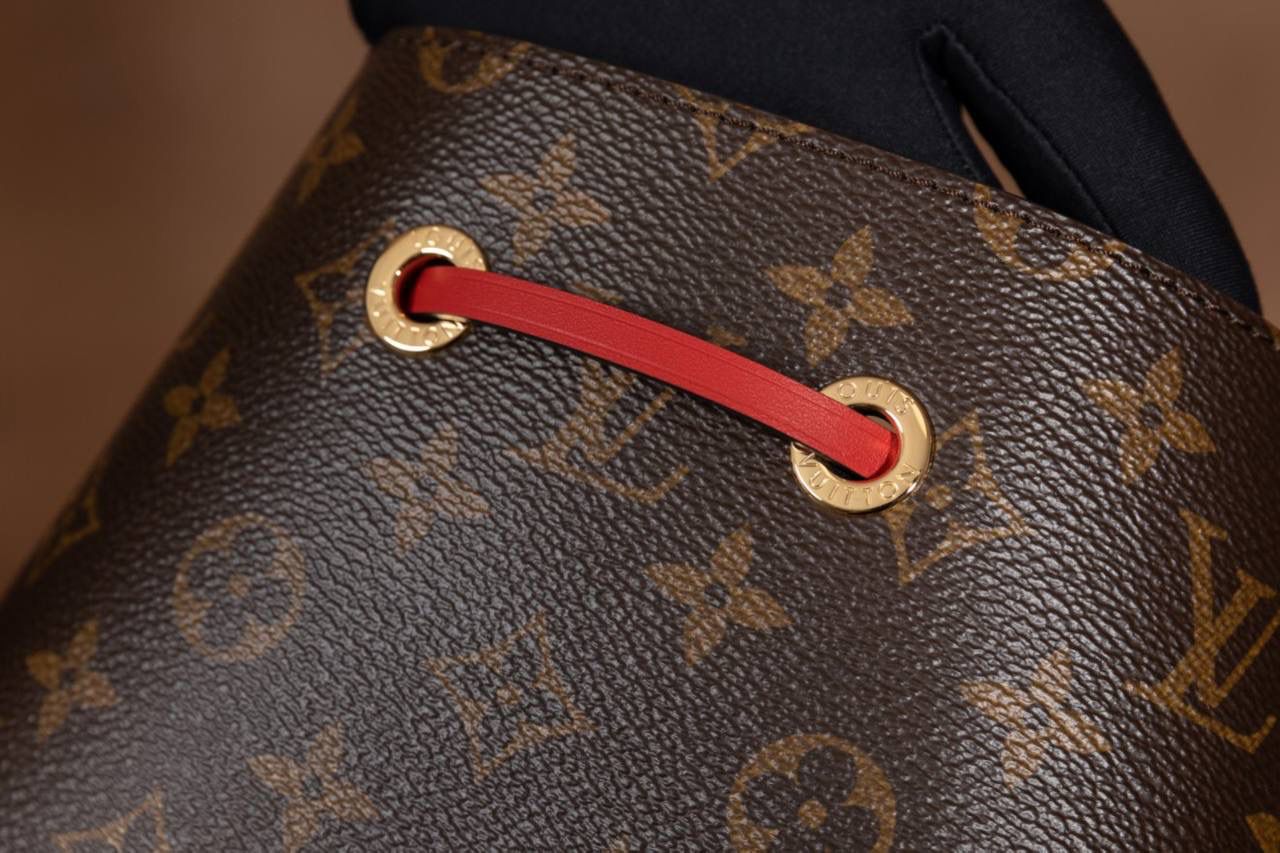 LV水桶包🎀 尺寸 26×26×17.5cm▪️ 这是很多人入门都会选的经典款，超受欢迎！原本在 1932 年是用来装香槟的酒袋，现在变成超时尚的水桶包，经典到不行，被叫“经典之王”一点都不过分😍💯