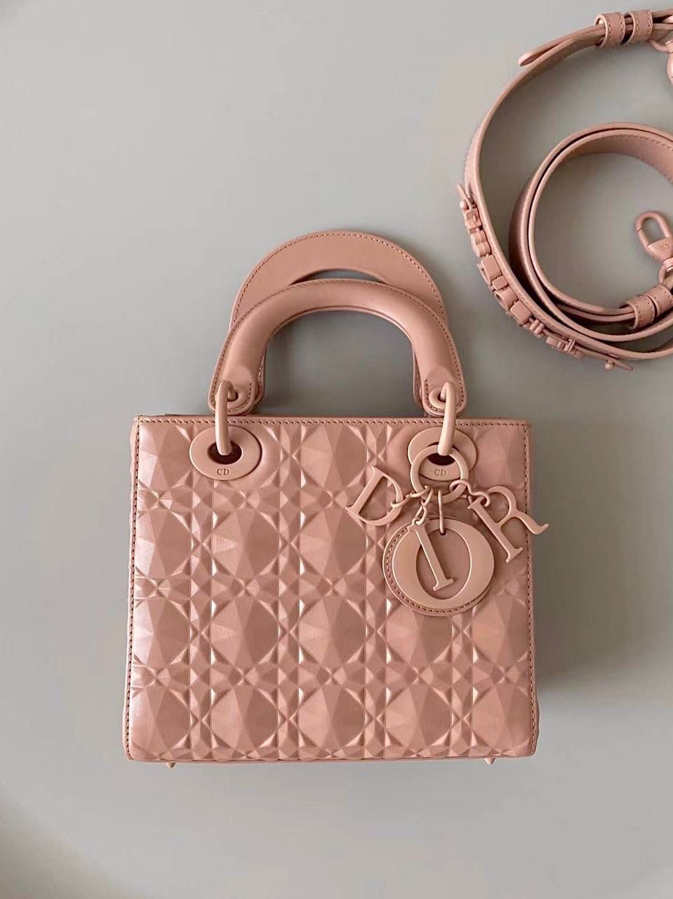 🈶钻石粉 𝗗𝗶𝗼𝗿 𝗟𝗮𝗱𝘆 𝗯𝗮𝗴四格 特殊处理的哑光牛皮钻石藤格纹 八个切割面挺括有型，全套磨砂材质五金 复古时髦感超强，真是什么场合都可以把住 绝对是lady中的天花板了，强势出圈啦姐妹们 （配送8个五金字母） 20×16.8×8cm#4360m