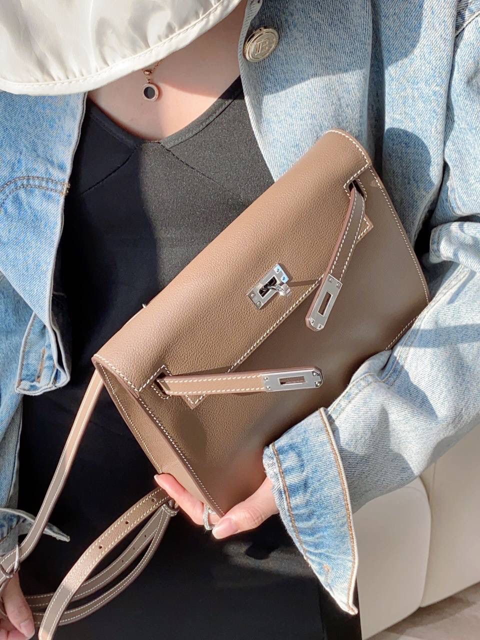 『深灰·银』 ‘’Kᴇʟʟʏ ᴅᴀɴsᴇ • Evercolor 🎀 时尚圈就是一个圆！ 最厉害的就是六种背法： 斜背、侧背、肩背、腰包、背包、手包 集美们一定要安排起来‼️ 22Cm