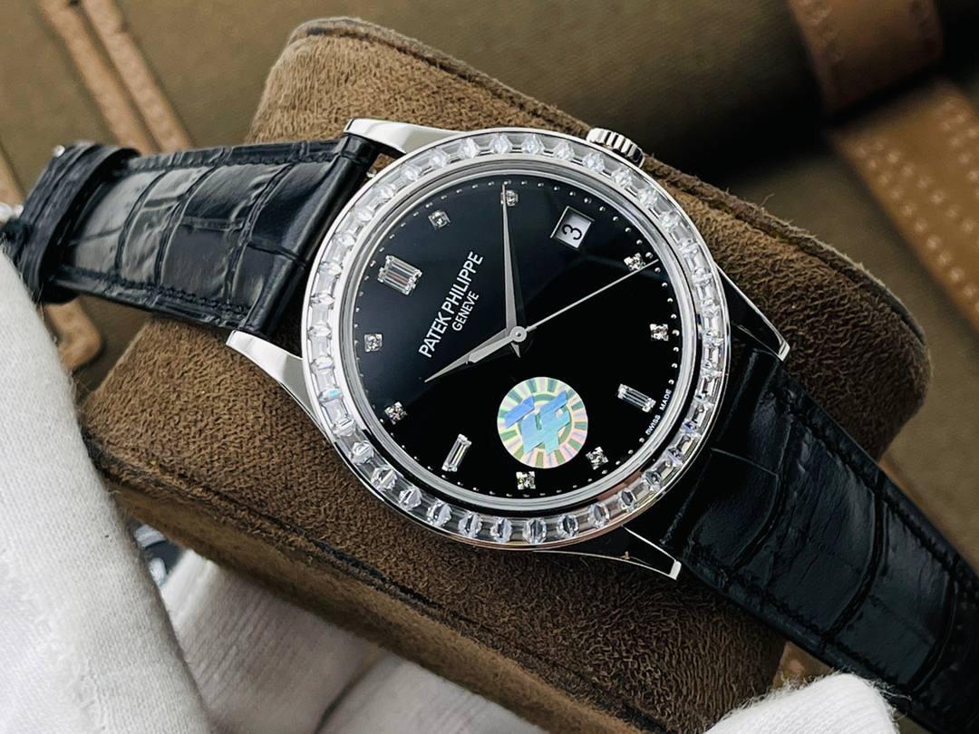 百达.翡丽Patek Philippe古典系列——PP.5298P腕表！ 【精彩细节】腕表尺寸38mmX9mm 薄而有质 1.表壳慢工出细活，极致打磨，独家还原出正品的完美比例和特有质感。 2.刻度，指针采用最新的贵金属电镀技术加持，效果更佳出彩！ 3.“锅盖型”微凸蓝宝表镜，版型与正品一致，效果通透，辨时清晰。【引领一体机时代】采用定制版Cal.324一体机——更薄，更稳，更像。 【表带】经典意大利小牛皮表带，纹路清晰，质感上乘。针式表扣打磨齐整光亮，通用原装无压力。