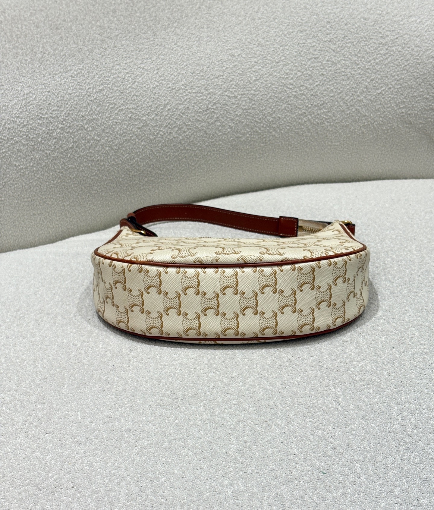 【預訂貨品】CELINE AVA 經典老花牛皮腋下包