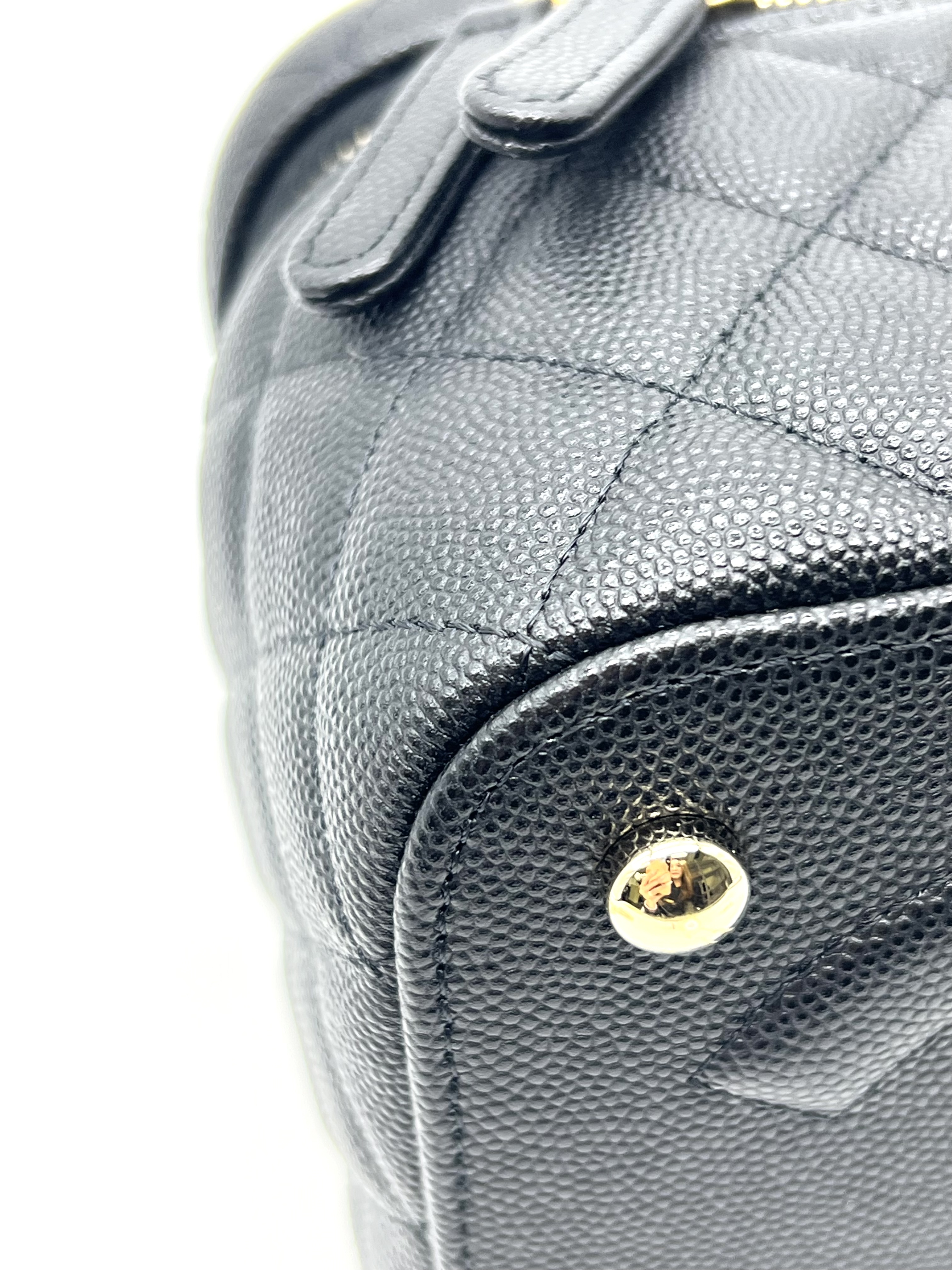 Pre-Owned CHANEL Caviar Quilted Mini Vanity Case with Chain / Product Code: 26051108