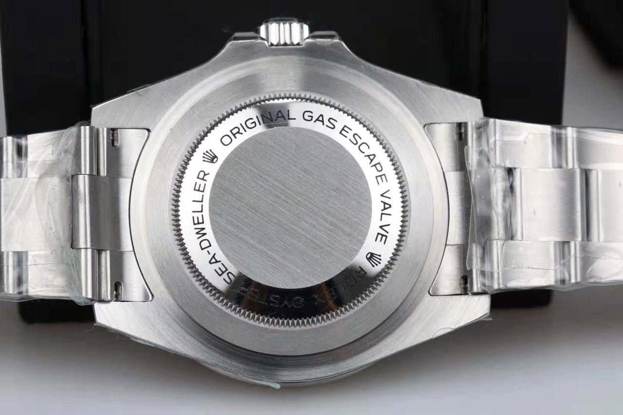 ROLEX 劳力士 鬼王系列 43mm 海使型 🎮 型号：Sea-Dweller m126600-0001｜EA3 全新研发 Cal.3235 一体机芯，历时近一年独立打磨，实现与原版一致的功能与外观结构，配件规格高度通用。 表壳采用 进口 904L 精钢，高精度锻造与抛光工艺；夜光刻度选用 瑞士进口夜光粉，发光效果贴近原版。 43mm 表径，结构扎实，细节严谨，整体质感与完成度优于同类版本。