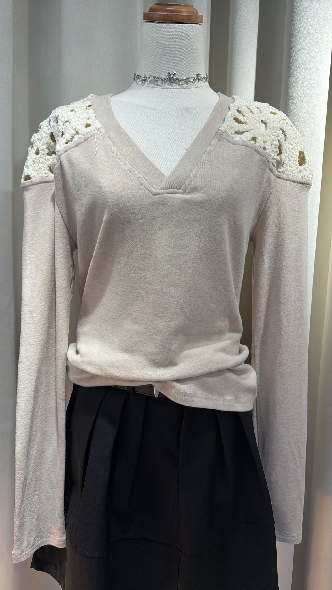 V領長袖針織衫配蕾絲肩飾