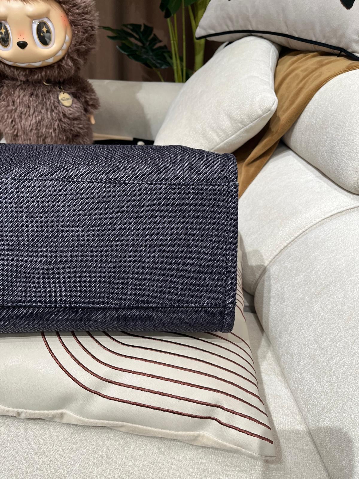 Chanel Deauville tote bag  100%Authentic, 98%new ✅香港專門店收據✅card✅dust bag✅box