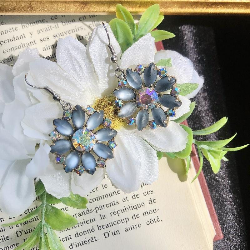 C.a. 1950s-60s Dreamy Cat-Eye Frosted Glass Flowerhead Brooch and Hook Earrings Set（MT1714）