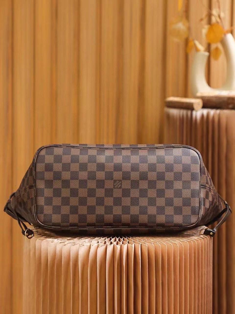LV Neverfull 中号 👜✨ 传奇款回货啦 💯 容量大但不显笨，挺括又柔软～ 侧边系带一拉一放，造型随你变 ✨ 肩背或手提都好看，日常出门超实用 💕 Damier Azur 白棋盘帆布 📏 32 × 29 × 17 cm