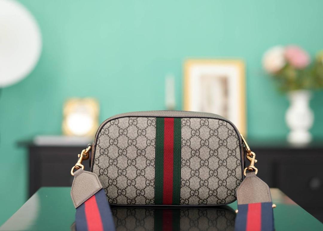 🥯Ophidia系列GG小号肩背包 棕色24cm （原厂皮 全铜五金） 正品售价¥11.000 新款相机包，宽肩带随性帅气， 红蓝织带的搭配，让整个包身的复古感更强烈 容量超级大，背起来没什么负重感，巨实用 百搭四季通用！非常日常好背的一款包 官方款号 752591 尺寸：24x15x7cm