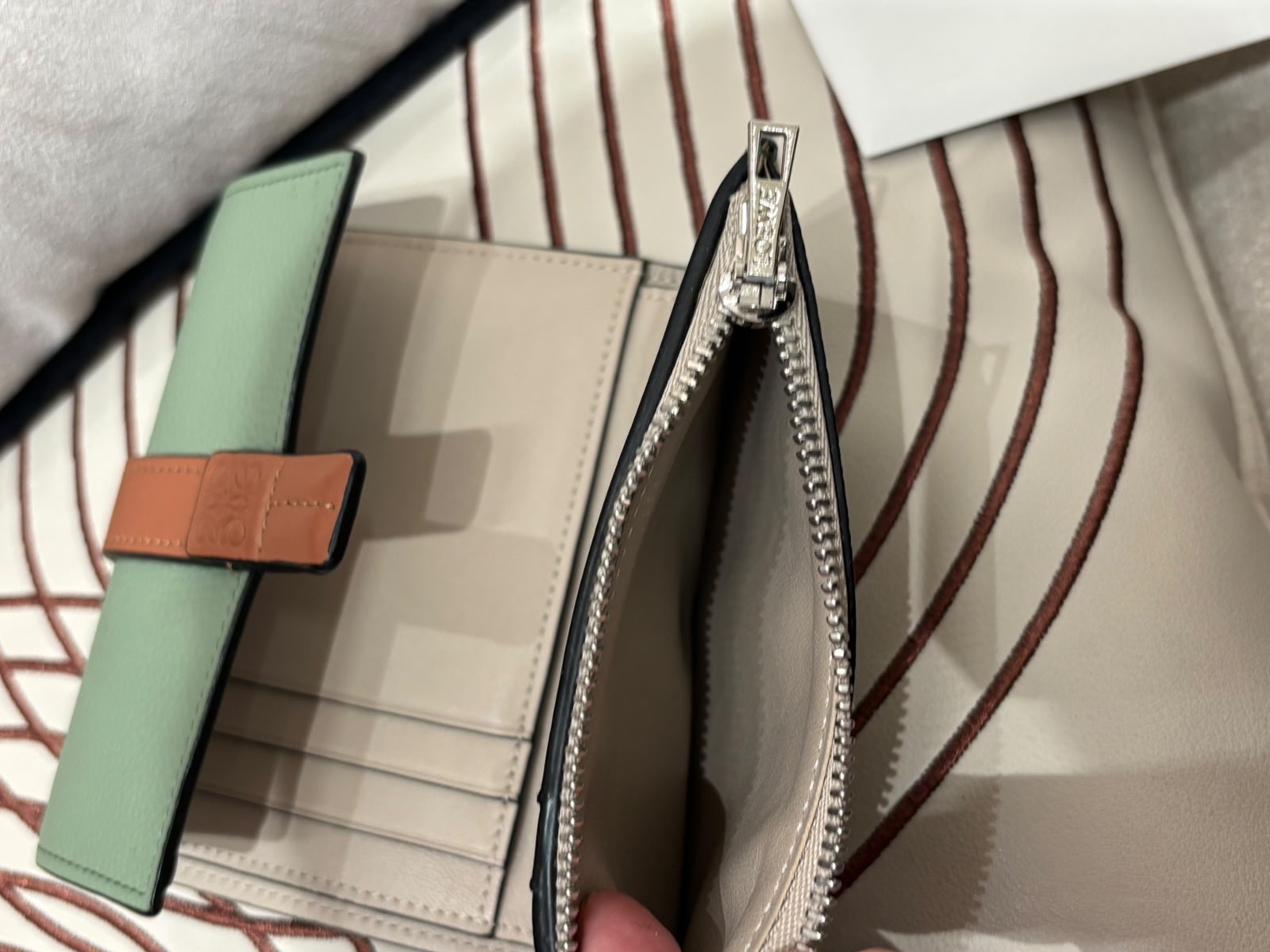 Loewe vertical Wallet Calfskin  100%Authentic, 98%New  ✅專門店收據✅dust bag  