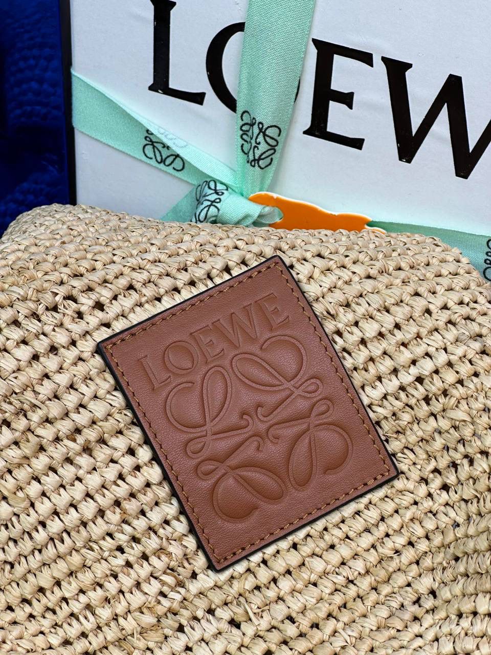 🎈𝙋𝙖𝙪𝙡𝙖 𝙞𝙗𝙞𝙯𝙖 迷你酒椰草编包𝙎𝙡𝙞𝙩🧺 ——【黑色拼色到货‼️】 面料：进口拉菲草/牛皮 尺寸：𝟑𝟎-𝟖-𝟑𝟎𝐜𝐦 编码：652405 （下单须知：由于天然纤维材料特别，带毛刺，日照时间长短不同，颜色略有变化，纯手工编织制作而成，每一只都独一无二，每个包的尺寸也有所不同‼️完美主义者慎入⚠️） 👉🏻此款草编包由纯进口拉菲草叶手工编织制作而成，搭配有一条可拆卸的刺绣宽肩带，可斜挎/肩背/手提等多样化背法❤️时尚清新，软塌不定性，慵懒又随性，夏日出行必备‼️