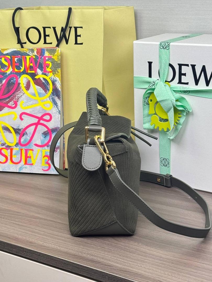 🎈最新编织手腕𝙋𝙪𝙯𝙯𝙡𝙚 ——【橄榄绿】 尺寸：𝟐𝟒-𝟏𝟎.𝟓-𝟏𝟔.𝟓𝐜𝐦 编码：062405 【配全套礼盒】 ♥️以罗家经典几何设计，搭配独特的编织手腕，绒面内里。 ♥️容量大，经典百搭，可拆卸肩带，有单肩，斜挎，手提等多样化背法。随性时髦洒脱，实用性强。 ♥️独家背景➕独家品质➕独家全套砖柜礼盒套装，市场高端品质皆在我手✌🏻