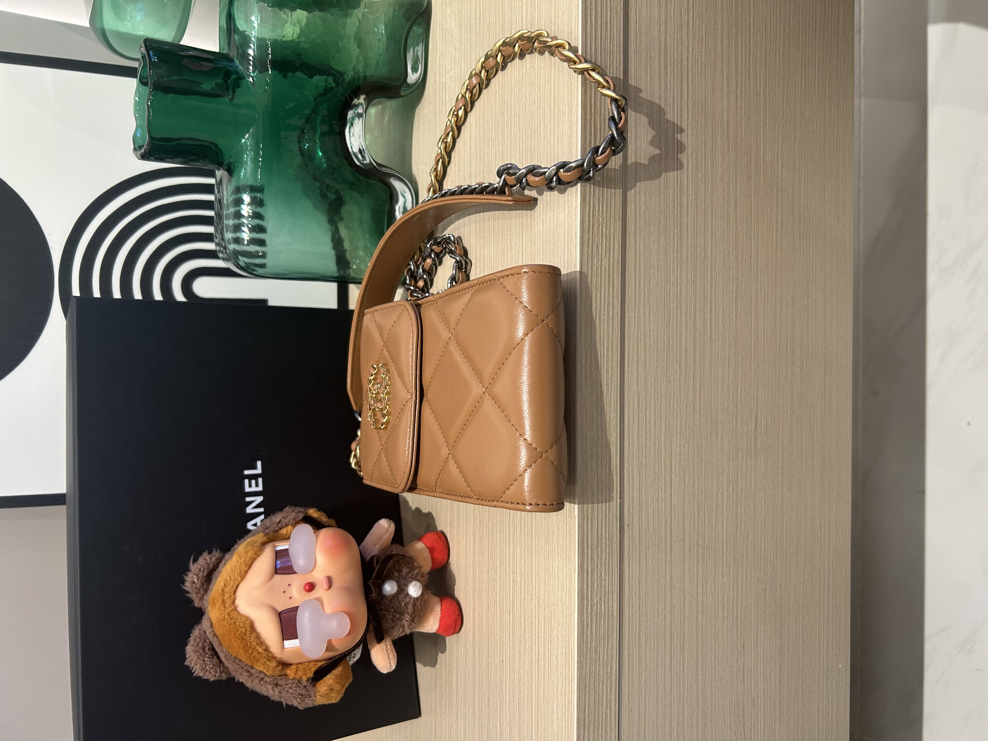 Chanel 19 clutch with chain phone woc 100%Authentic ,98%new ✅專門店收據✅晶片✅dust bag✅box 