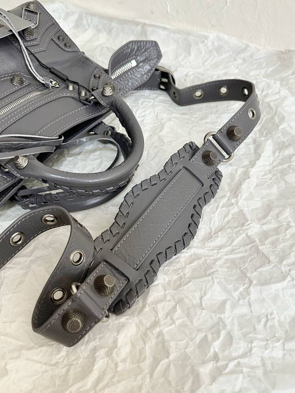 neo cagole 机车包xs 灰银色🌪️ 首先声明，我爱一切机车元素 无论是le cagole还是这只neo 喜欢大容量的姐妹冲这只 油蜡皮的不规则摔纹配上大量的五金配件 还有流苏拉牌➕爱心镜子➕零钱包挂件 极繁的魅力由此而来～ 辣妹酷妹冲冲！ 26×17.8×11.4cm700940m