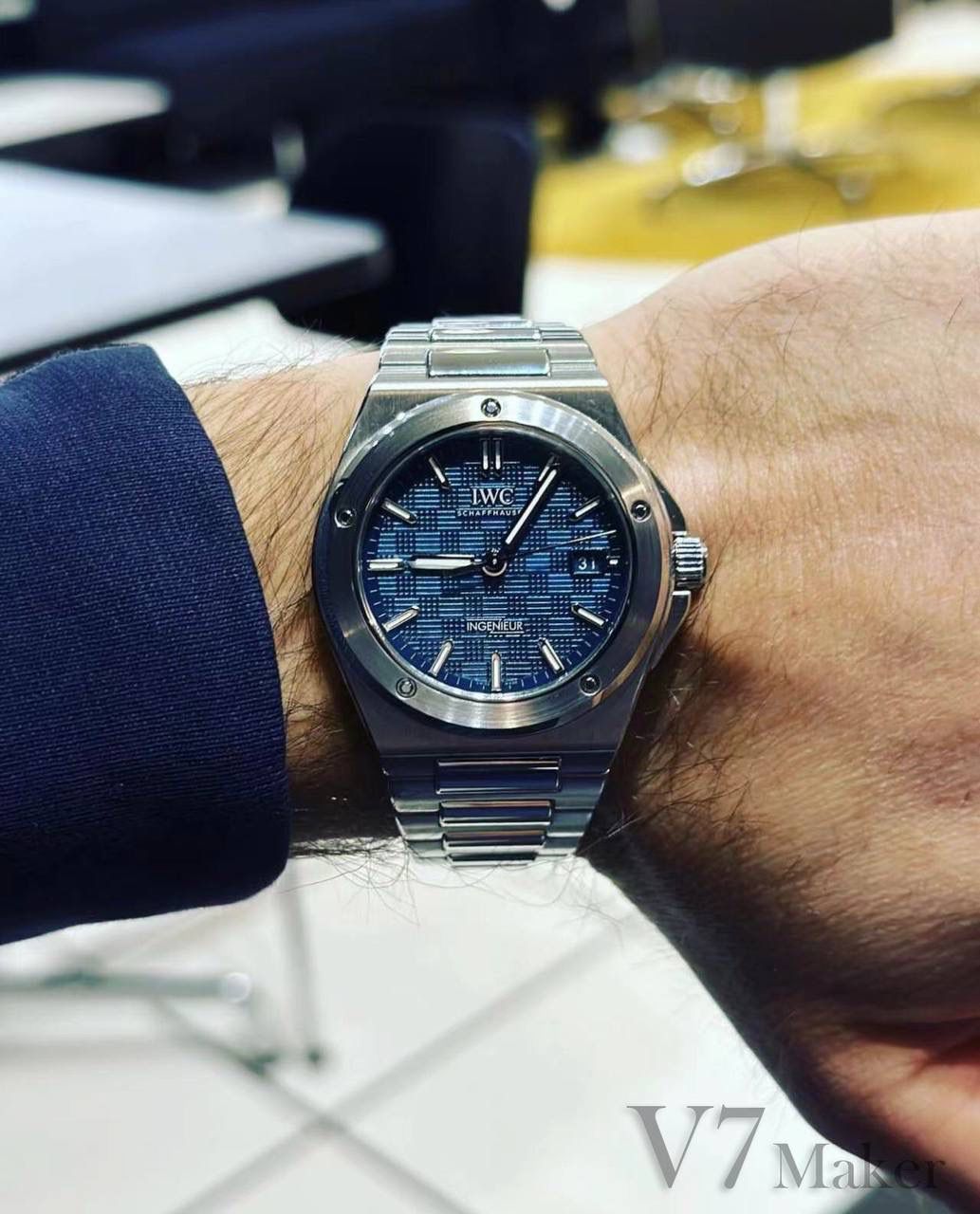 全新原装钢带开模，所有结构同步原装，其材料，做工，佩戴感100%同步原装。 V7厂仍采用进口瑞士全新SW300机芯，性能同样出色，精准恒久，无返修烦恼！V7亦同时提供亲民版的海鸥2892稳定版供选，其外观细节均与瑞士版本一样。