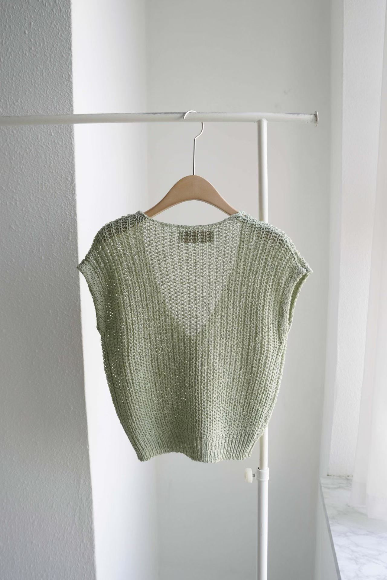 ＜限時預購＞ V 領鏤空針織背心 TW260307K02 《9/3截單，預計4月中旬到港》