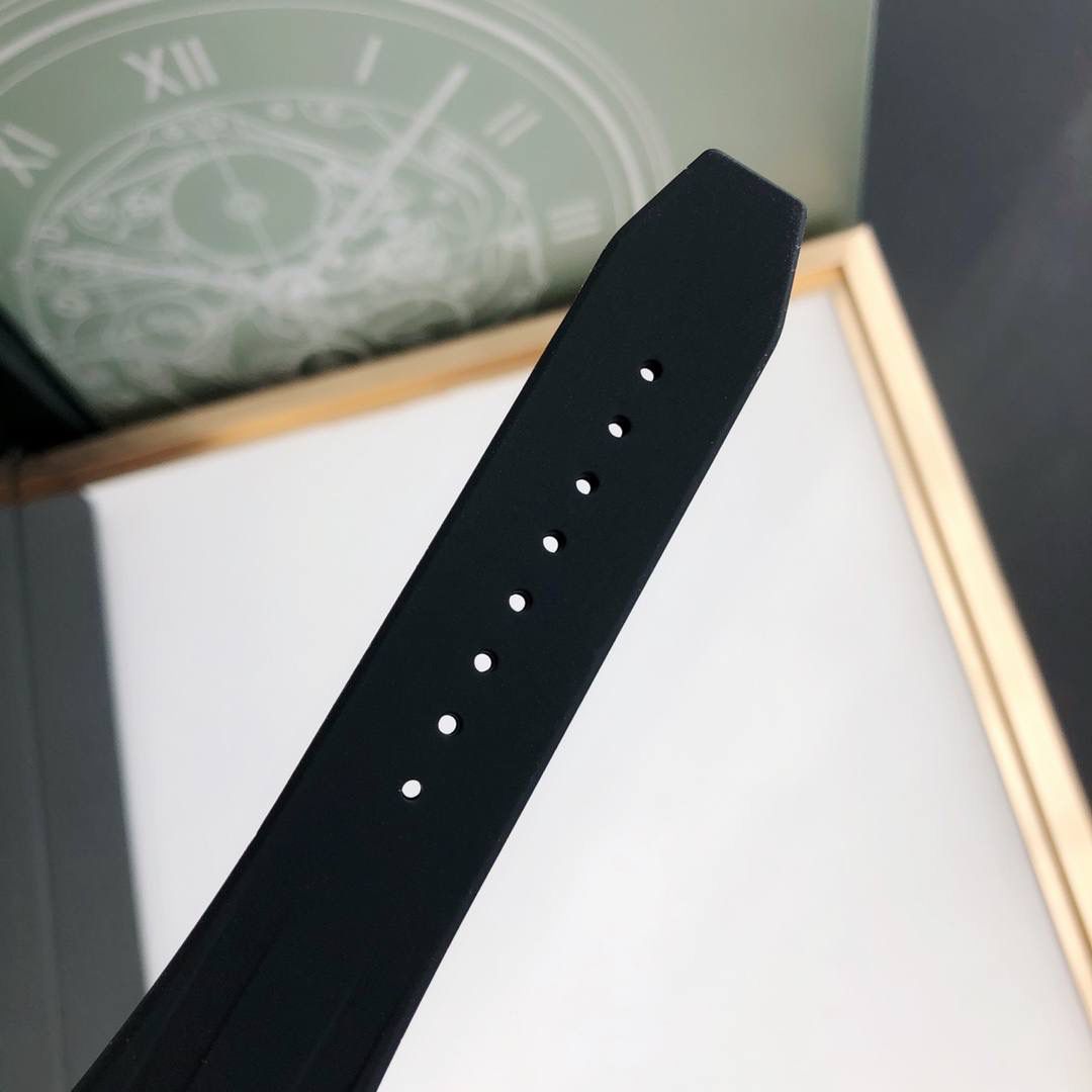 进口液态硅胶表带，经欧盟认证环保材料制成 佩戴起来更贴合手腕，柔软舒适透气 质感上佳💯✨