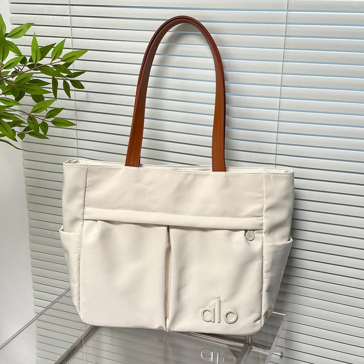 $88隻。2隻起$78隻。Alo尼龍大容量tote bag