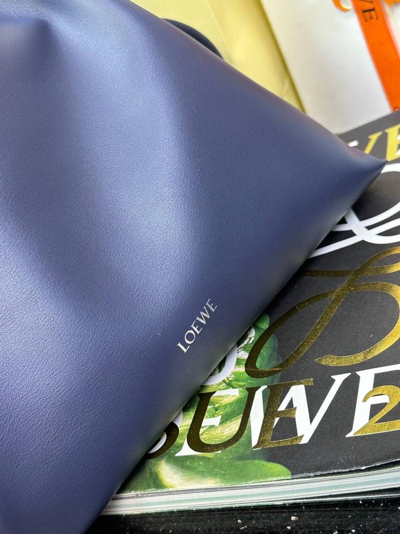 全新升级—𝙁𝙡𝙖𝙢𝙚𝙣𝙘𝙤出货啦✅ ❤️升级版福袋正面新增品牌烫金𝙇𝙤𝙜𝙤代替压印𝙇𝙤𝙜𝙤，肩带加宽同时增加两侧狗扣五金代替原本皮穿扣肩带，精致又便捷🥰 ❤️独家定制皮料五金，小牛皮皮质手感十分柔软且耐用，肩带🉑拆卸🉑调节，多种背法任你选择，容量超大，日常出行必备😍 ❤️独家品控，完全对版细节，全套礼盒🎁包装给你满满的仪式感🥰 中号尺寸：𝟯𝟬-𝟮𝟰.𝟱-𝟭𝟬.𝟱𝗰𝗺 款号：052028 深邃蓝【配全套礼盒】