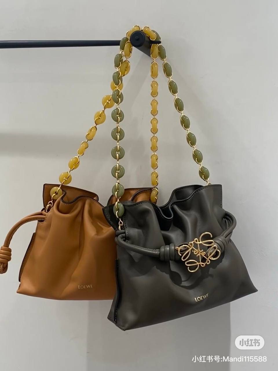 玉饰⛓️链条肩带（卡其绿） 尺寸：68×1.6×0.5cm 编码：182323 秀场甜甜圈链条同系肩带，进一步突出了手袋的造型高，引入了鲜明活泼的精神态度😉。