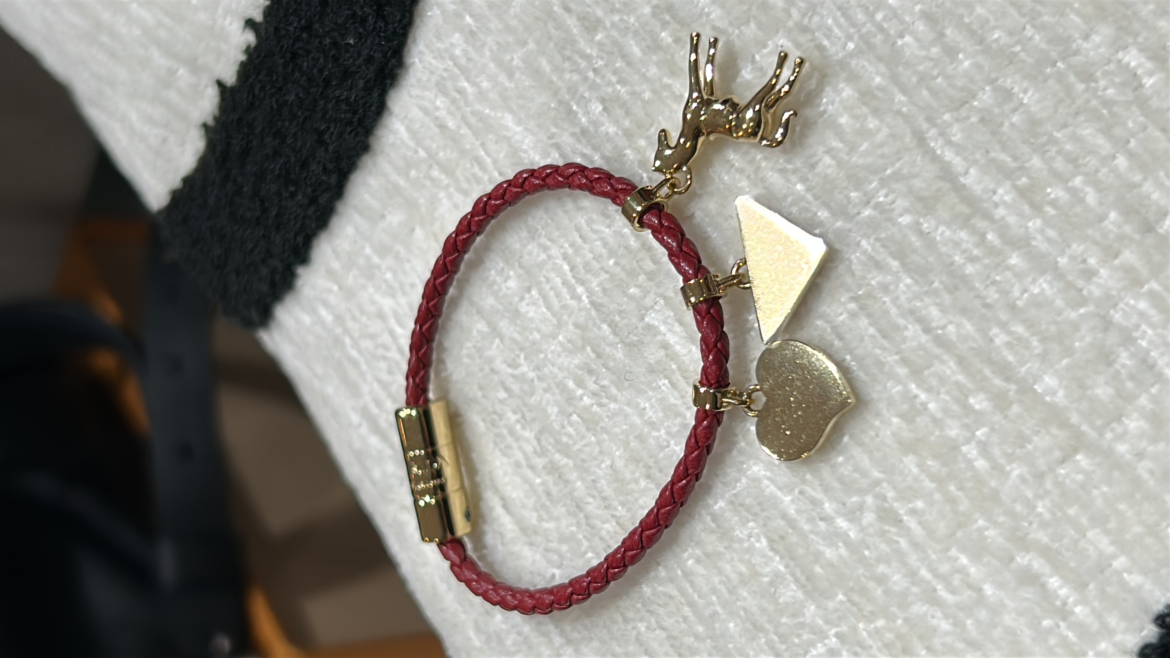 Prada bracelet  100%Authentic,98%new✅專門店收據 