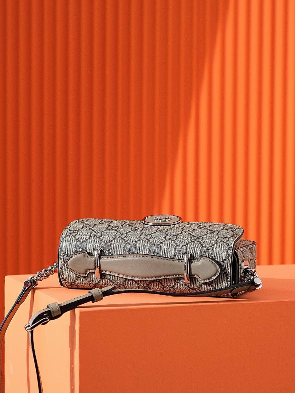 𝐏𝐄𝐓𝐈𝐓𝐄 𝐆𝐆系列# 739722# YY#😍😍 ❐ 尺寸：21*10*5𝐜𝐦 ❐ 𝐆𝐮𝐜𝐜𝐢 𝐏𝐞𝐭𝐢𝐭𝐞系列呈现出极筒主义的美 ！ 复古的设计 简约的线条感以及精致的双G锁扣，让整体的包包散发出了落落大方的气息！ 任何场合、任何风格的搭配它都能给你体现出不同的感觉！ 多种背法，容纳量也是非常🉑！ 日常搭配打理最佳选择，必入款！