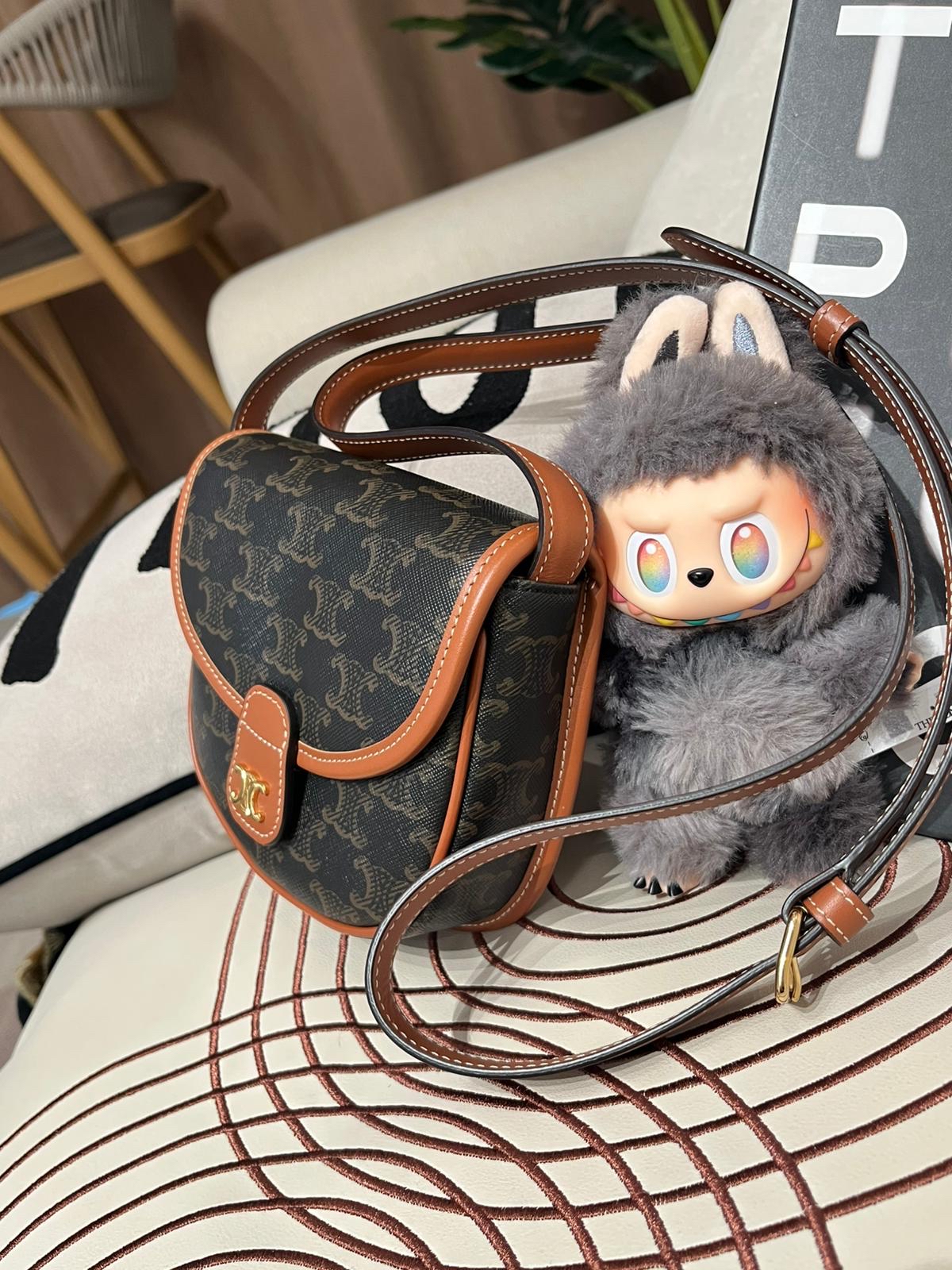 Celine mini Besace Triomphe Shoulder Bag，100%Authentic, 98%new✅Tag✅Dust bag