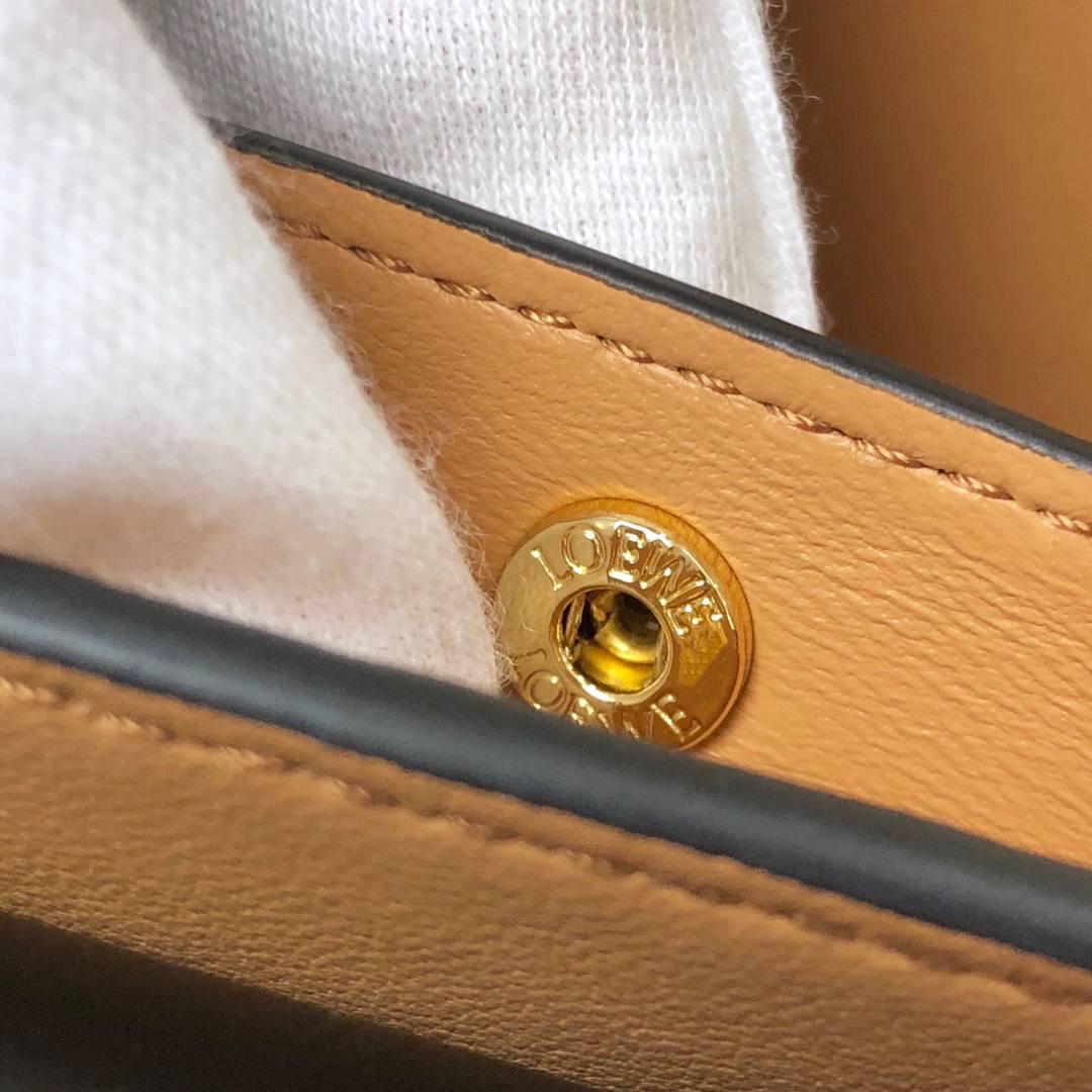 中号『 L0E💟WE GOYA 』 ⭐ 泫雅.周也.曾黎.虞书欣.宋茜.宋妍霏…众多明星同款哟～😘 ⭐能装，好搭，又不怕造 光滑丝绸牛皮革除了显高级外，上手如婴儿般肌肤娇嫩平滑，让你非常想保护她，呵护她呢～内饰细腻napa羊皮三隔层，贴心设计了暗扣和背面小侧袋，收纳方便➕安全感满分💯 ⭐灰常匹配当下的极简风，难得是拥有一大票靓丽颜色，无论是优雅知性，还是我们活泼开朗的小仙女们，都可以闭眼入啦！想凹造型？想上班通勤？怎么用怎么挑，都不会错^_^ 一句话，若🈶️此包，前者皆可抛！ 就算吃土也要买下呀呀呀～～ 中号尺寸：23-15-6.5CM 型号：012121黑色