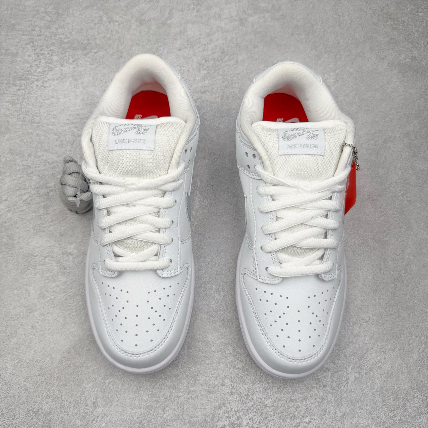 Supreme x Nike SB Dunk Low 94 Metallic Silver HQ8487-100